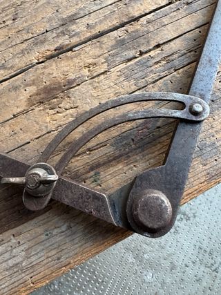 Antico compasso a quarto di cerchio in ferro