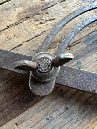 Antico compasso a quarto di cerchio in ferro