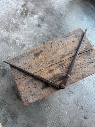 Antico compasso a quarto di cerchio in ferro