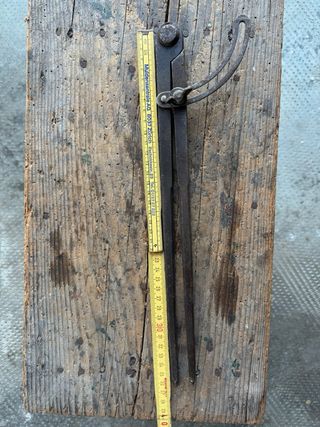 Antico compasso a quarto di cerchio in ferro