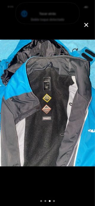 Chaqueta de nieve azul y negra