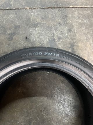Juego 4 Neumáticos Kumho 235/40 18 y 265/40 18