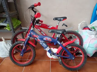 Bicicleta infantil azul y roja