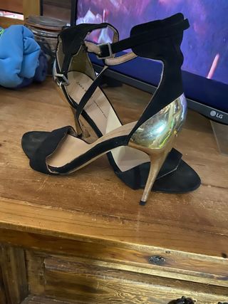 Sandalias Zara Tacón Dorado Negro
