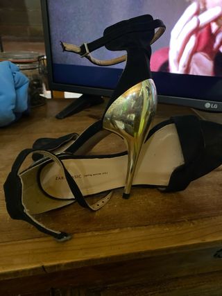 Sandalias Zara Tacón Dorado Negro