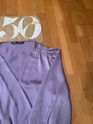 Blusa ZARA cruzada TL morada como nueva
