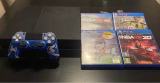 PS4 (PlayStation 4) con mando y 4 juegos