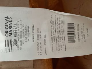 T-shirt arancione e shorts di jeans