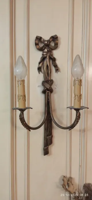 Apliques de pared en bronce.
