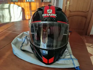 Casco de moto Shark negro y rojo