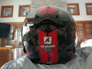 Casco de moto Shark negro y rojo