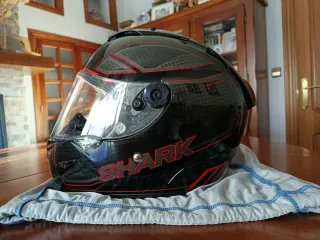 Casco de moto Shark negro y rojo