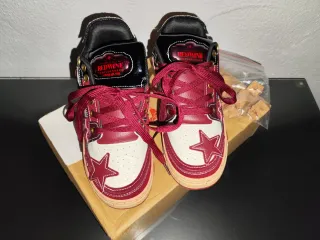 Zapatillas con estrellas rojas y blancas