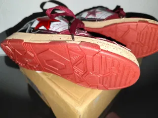 Zapatillas con estrellas rojas y blancas