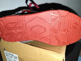 Zapatillas con estrellas rojas y blancas