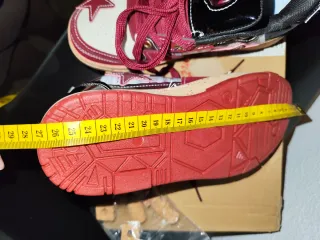 Zapatillas con estrellas rojas y blancas