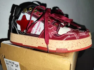 Zapatillas con estrellas rojas y blancas