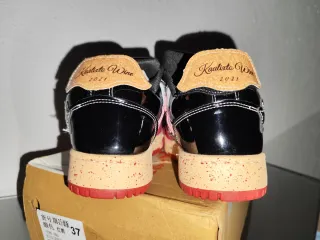 Zapatillas con estrellas rojas y blancas