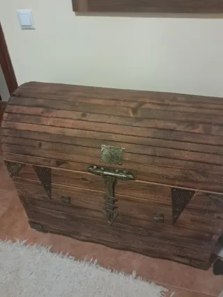 Baúl antiguo artesanal de madera y metal