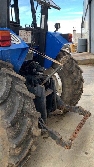 New Holland TS100 con pala frontal