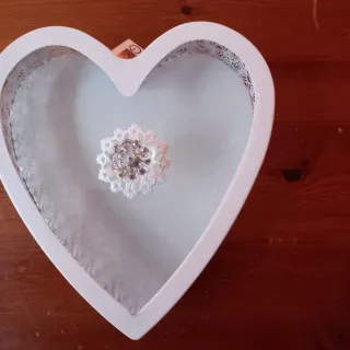Contenitore a forma di cuore bianco