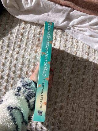 FIRMADO Cuando despierten las flores Andrea Longar