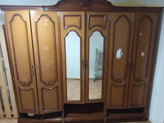 Armario de madera con espejos