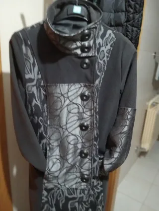 Abrigo gris mujer con detalles plateados