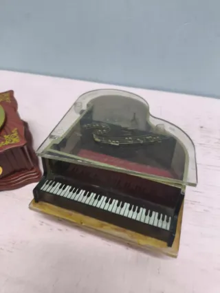 Antiguo gramófono y piano miniatura caja musica