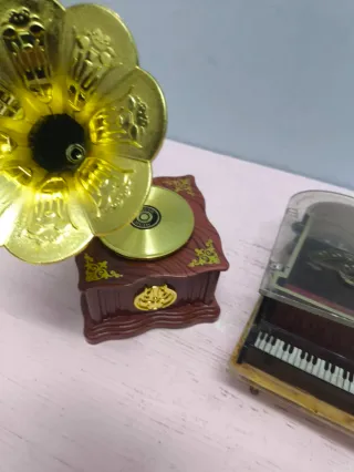 Antiguo gramófono y piano miniatura caja musica