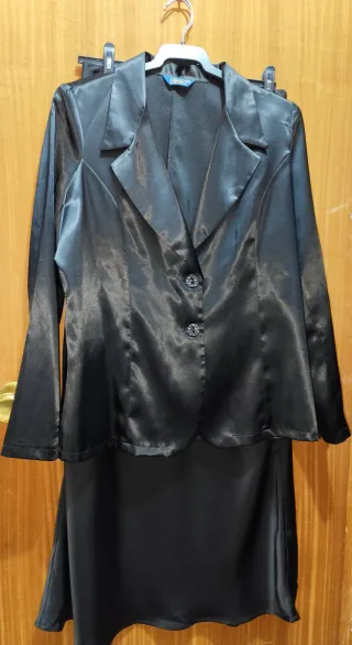 Conjunto chaqueta y falda satén negro
