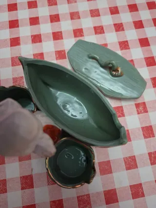 Mostardeira antiga com figura de mulher