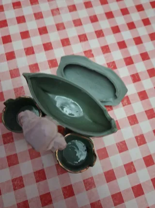 Mostardeira antiga com figura de mulher