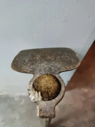 Azada de metal y madera