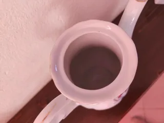 Caffettiera antica in porcellana con decori oro