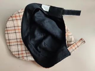 Gorra cuadros beige y marrón.