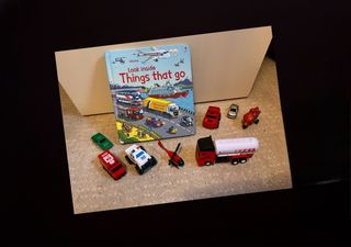 Libro infantil y coches de juguete