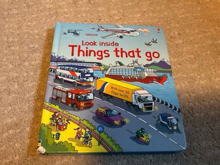 Libro infantil y coches de juguete