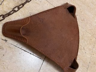 Banco artesanal em couro gravado