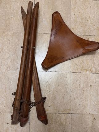 Banco artesanal em couro gravado