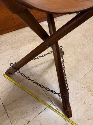 Banco artesanal em couro gravado