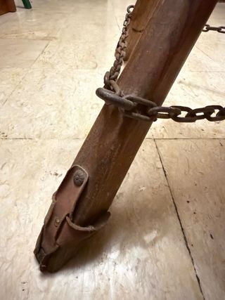 Banco artesanal em couro gravado