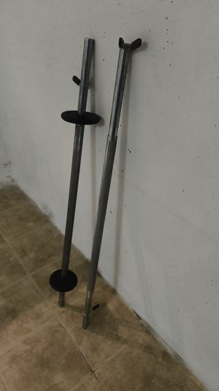 Soporte metálico para barra de pesas