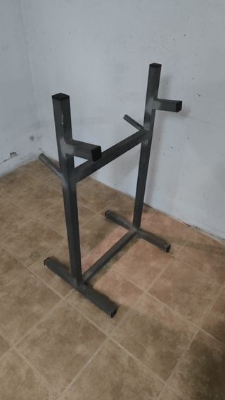 Soporte metálico para barra de pesas