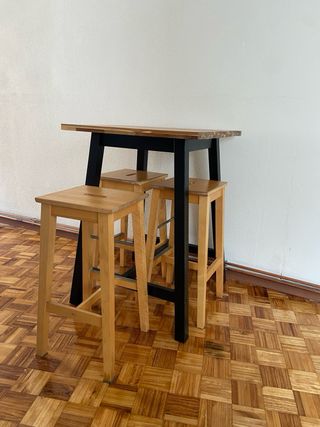 Mesa alta y 3 taburetes IKEA