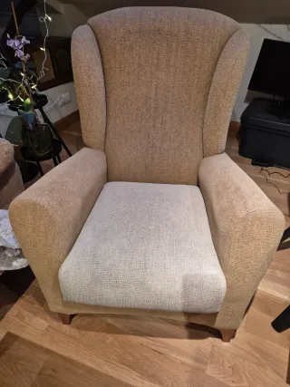 Butaca de tela en tonos beige