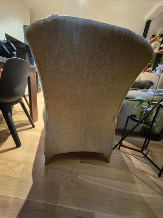 Butaca de tela en tonos beige