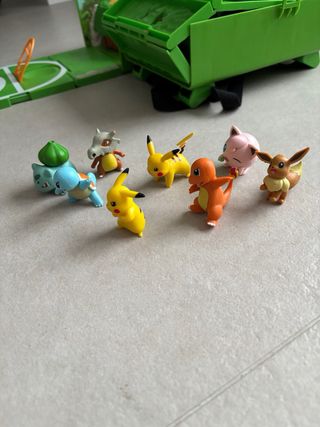 Mochila Pokémon Verde con figuritas