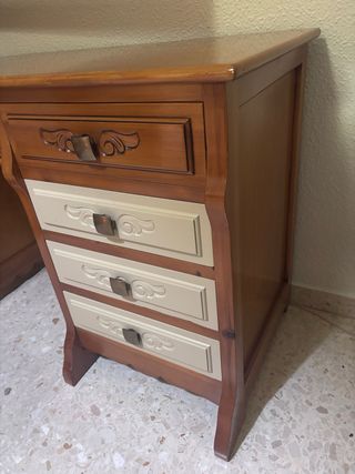 Escritorio de madera con cajones