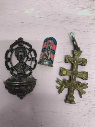 Antiguo crucifijo y medalla religiosa Cruz